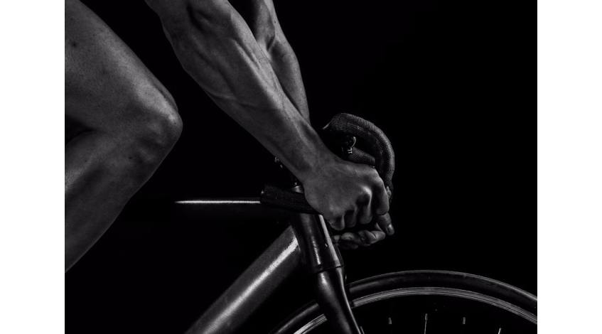 A Profi Kerékpározók Életmódja: Edzés, Táplálkozás és Mentális Felkészültség a Versenyekre
