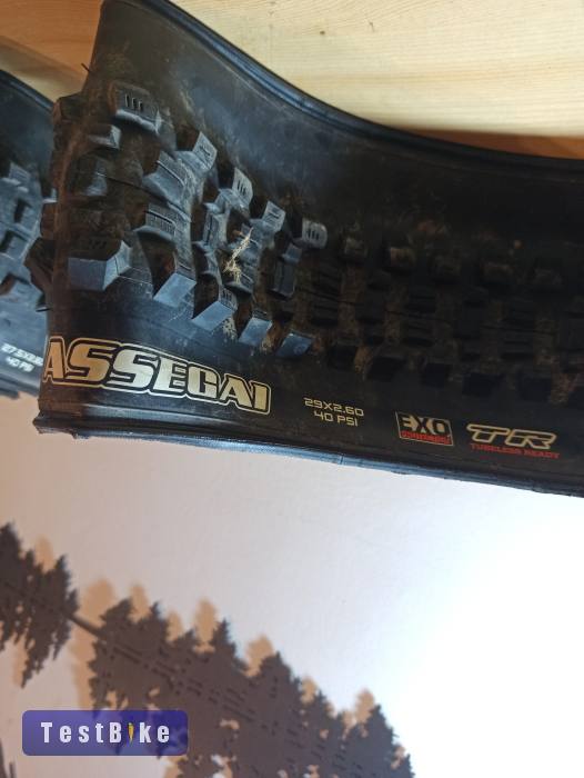  Jó állapotú 29" és 27.5"x2.6 Maxxis gumik