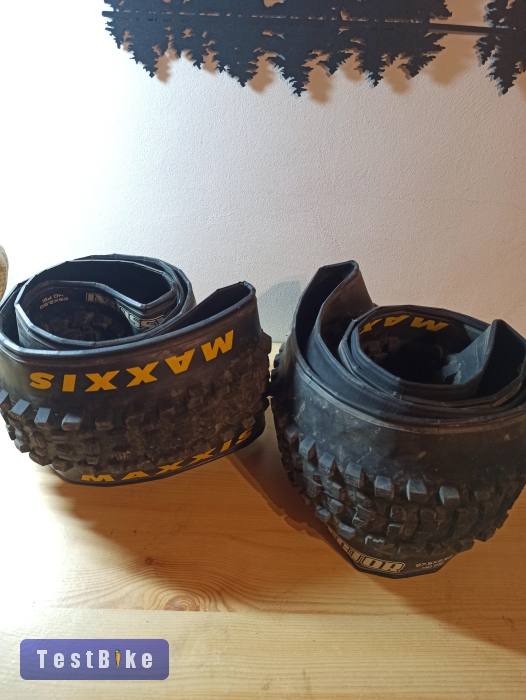  Jó állapotú 29" és 27.5"x2.6 Maxxis gumik