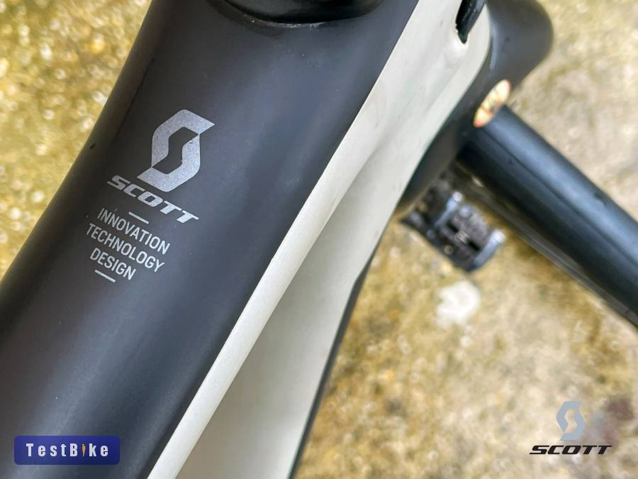  Tárcsás Scott Addict elektromos Ultegrával