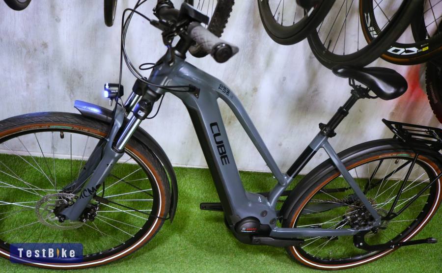 08.16ig 579e! Újszerű 46-S Cube Touring Trapeze Bosch 625Wh