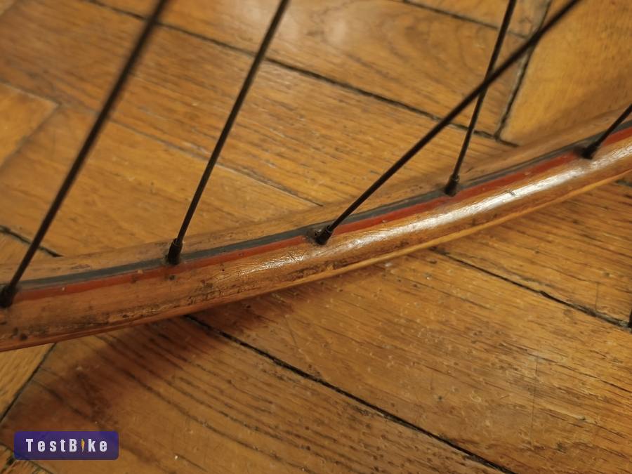 100-130 éves, fából készült, 622-es országúti komplett kerék