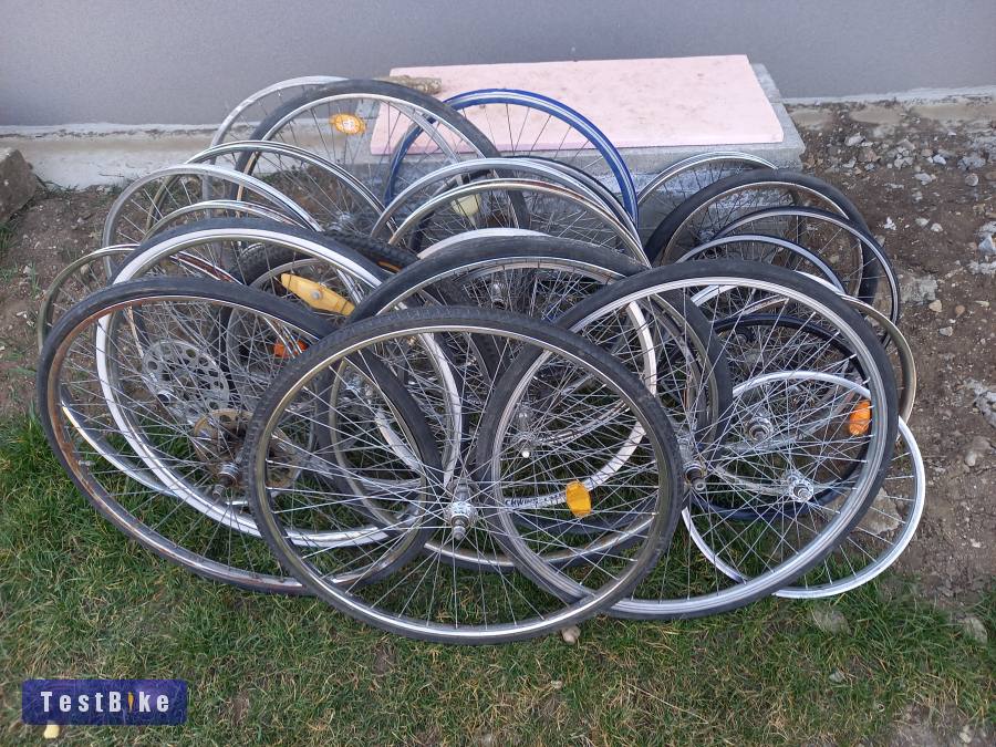 15db kerékpár kerekek egyben eladók !