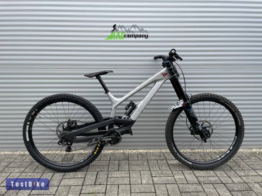 2022 YT Tues Downhill kerékpár