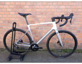 2024-es Focus Paralane 8.7 Carbon országúti 2x12 R7100 57 cm