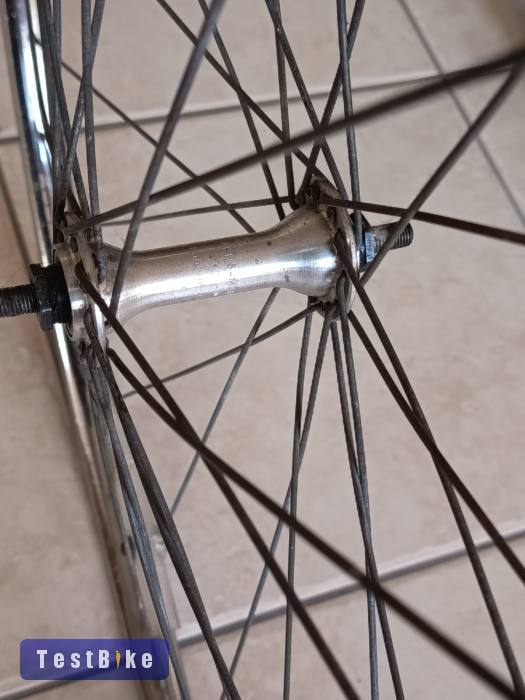 26 -os elsőkerék - 590 -es, azaz 26 x 1 3/8, jó állapotban.