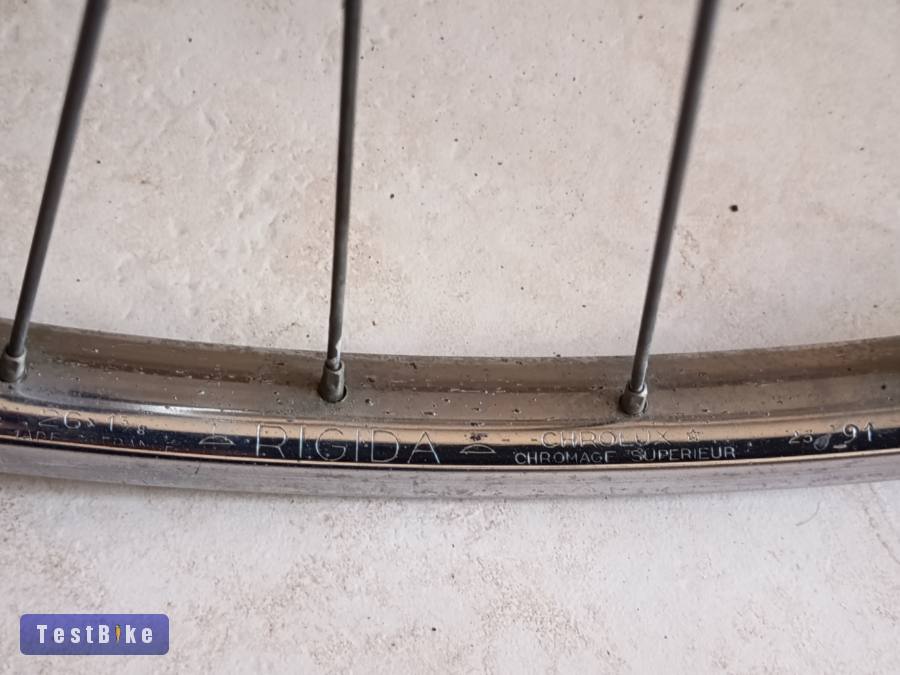 26 -os elsőkerék - 590 -es, azaz 26 x 1 3/8, jó állapotban.