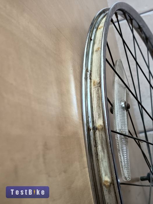 26 -os elsőkerék - 590 -es, azaz 26 x 1 3/8, jó állapotban.