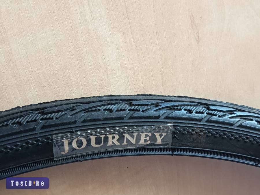 26 -os elsőkerék - 590 -es, azaz 26 x 1 3/8, jó állapotban.