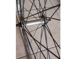 26 -os elsőkerék - 590 -es, azaz 26 x 1 3/8, jó állapotban.