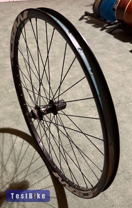 26" Mach1 Mad felni + Shimano Zee FH-M640 agy + DT küllők