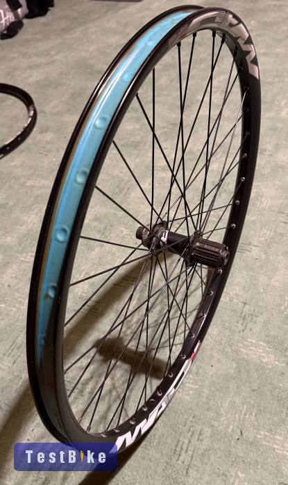 26" Mach1 Mad felni + Shimano Zee FH-M640 agy + DT küllők