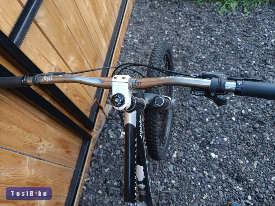 26os m-es vázméretű dirt jumper bicikli