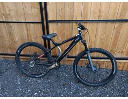 26os m-es vázméretű dirt jumper bicikli