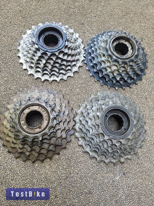 28" (622) kerekek, fekete és ezüst színben.