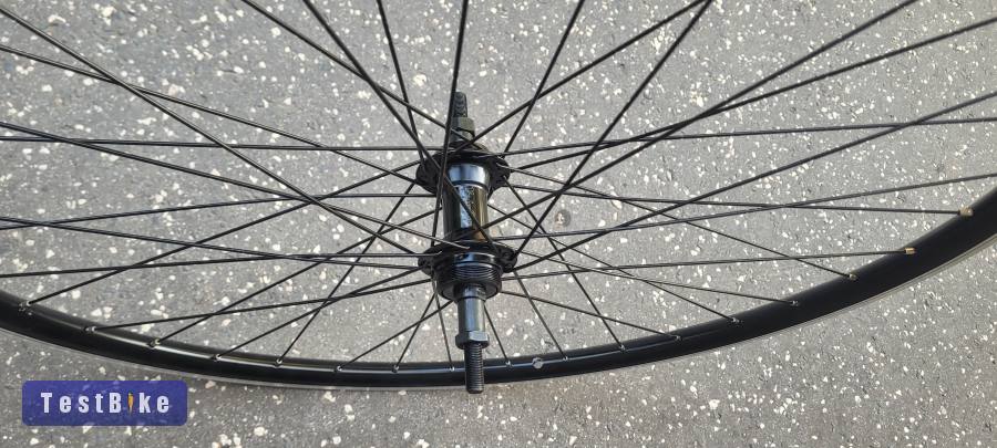 28" (622) kerekek, fekete és ezüst színben.