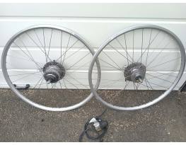 28-as Shimano nexus 8 kerékszett, görgőfékkel.