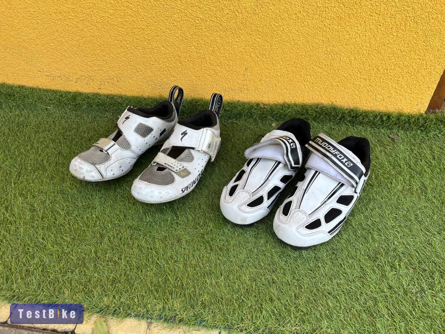 2db 42-es országúti cipő