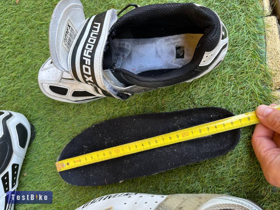 2db 42-es országúti cipő