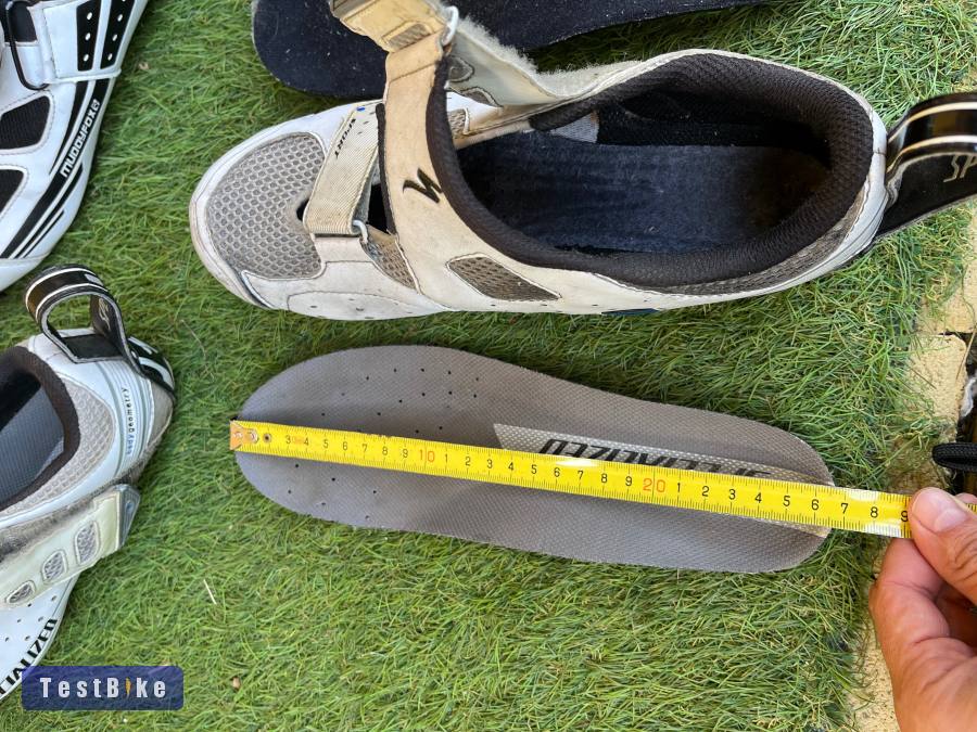 2db 42-es országúti cipő