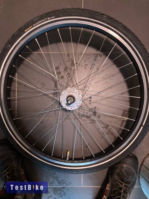 Agydinamós szerelt kerék