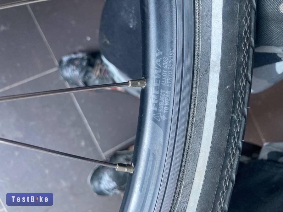 Agydinamós szerelt kerék