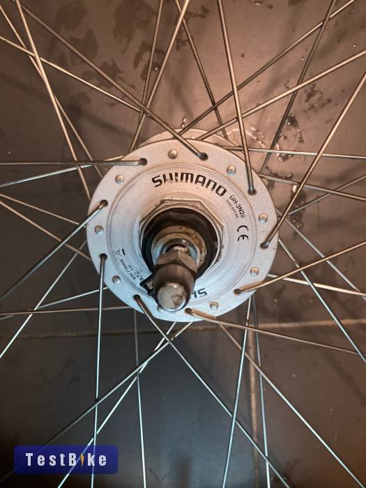 Agydinamós szerelt kerék