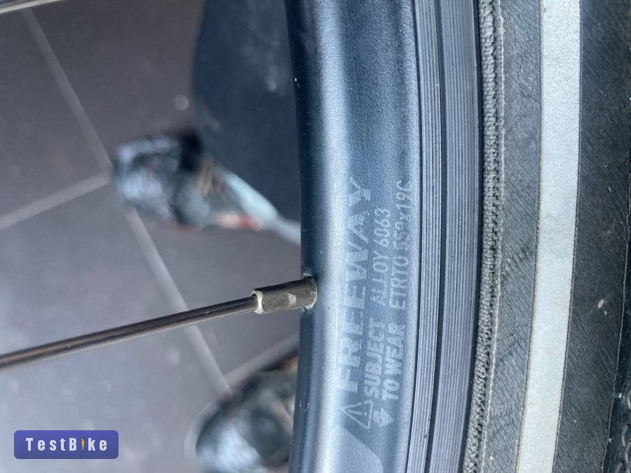 Agydinamós szerelt kerék