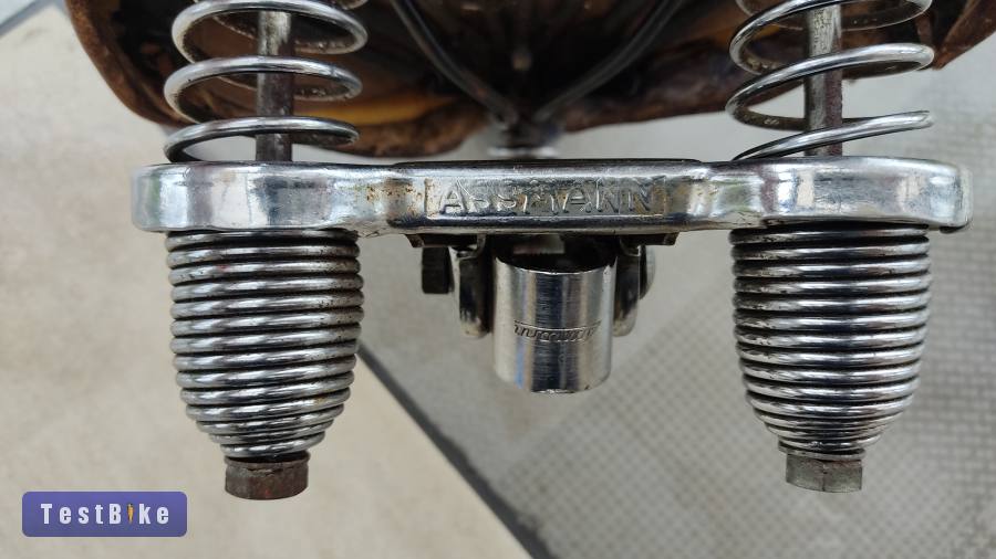 Antik rugós bőr nyereg az 1940-es évekből