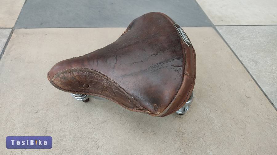 Antik rugós bőr nyereg az 1940-es évekből