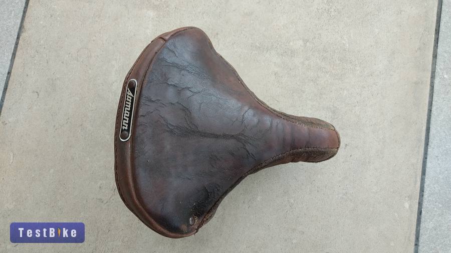 Antik rugós bőr nyereg az 1940-es évekből