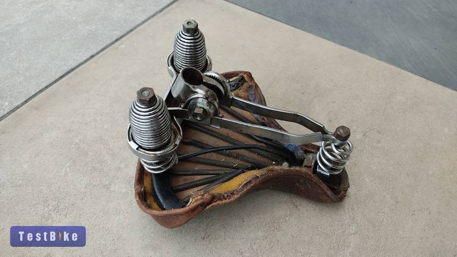 Antik rugós bőr nyereg az 1940-es évekből