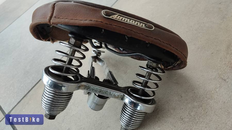 Antik rugós bőr nyereg az 1940-es évekből