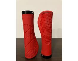 Bilincses markolatok - barna bőr és piros ergonomikus