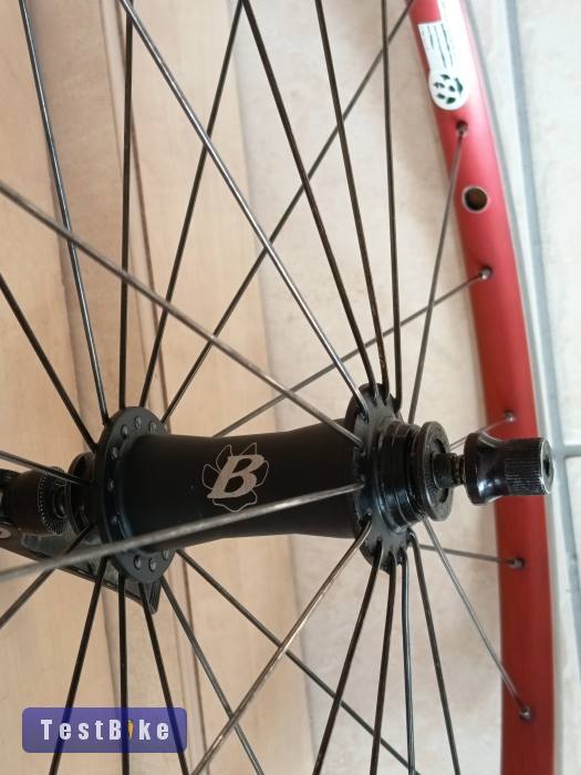 Bontrager 26 -os MTB első kerék, jó állapotú Vintage darab. 