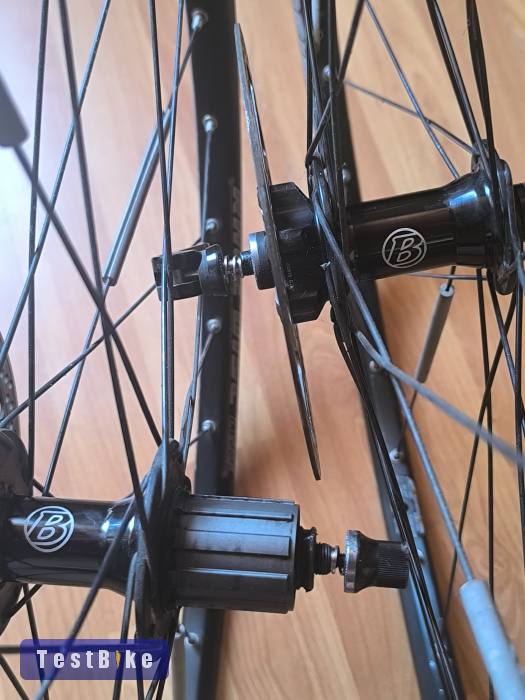 Bontrager Race Disc Tubeles 26"-os kerekek