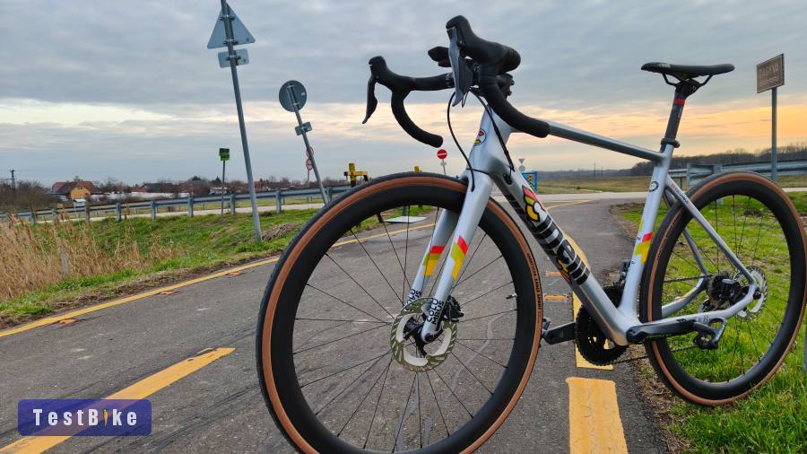 Cinelli Superstar Disc 2023 Full karbon, Ultegra Di2 52-es
