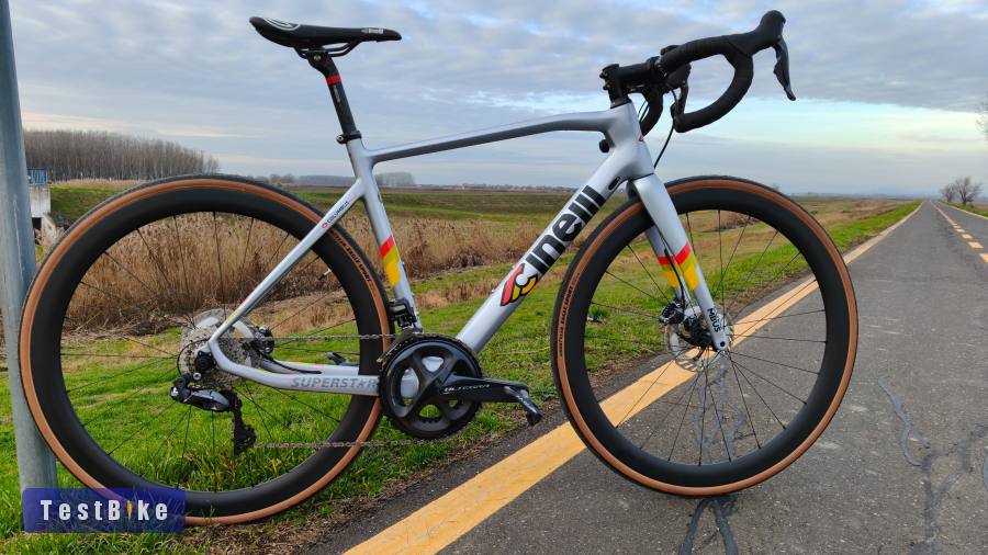 Cinelli Superstar Disc 2023 Full karbon, Ultegra Di2 52-es
