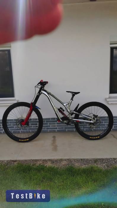 Commencal Supreme V4 m-méret mullet