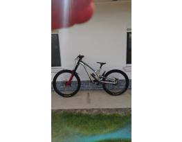 Commencal Supreme V4 m-méret mullet
