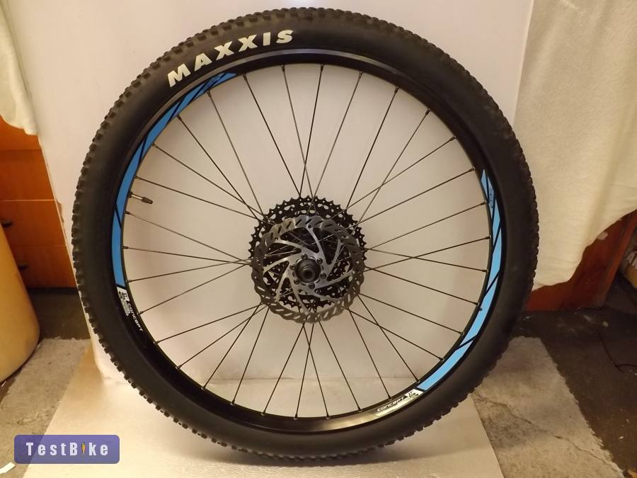 Concept 27,5 átütőtengelyes, tárcsás hátsó kerék. 