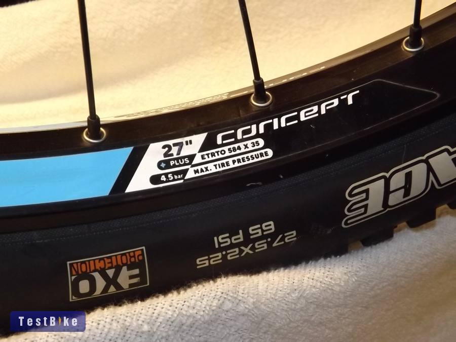 Concept 27,5 átütőtengelyes, tárcsás hátsó kerék. 