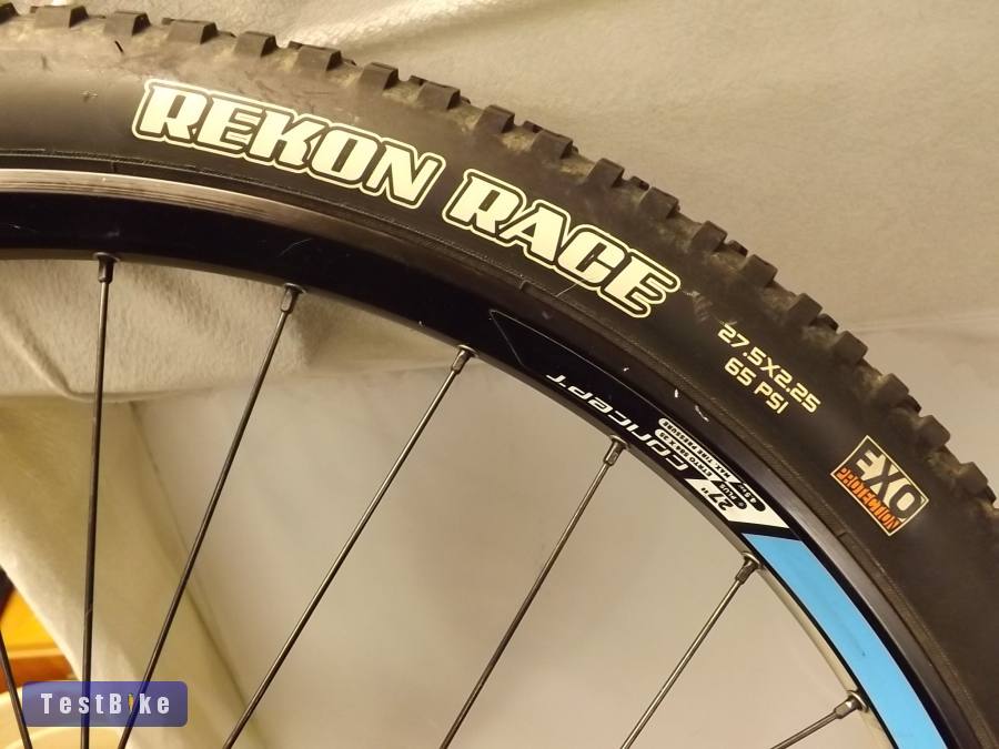 Concept 27,5 átütőtengelyes, tárcsás hátsó kerék. 