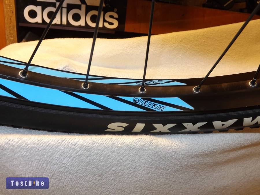 Concept 27,5 átütőtengelyes, tárcsás hátsó kerék. 