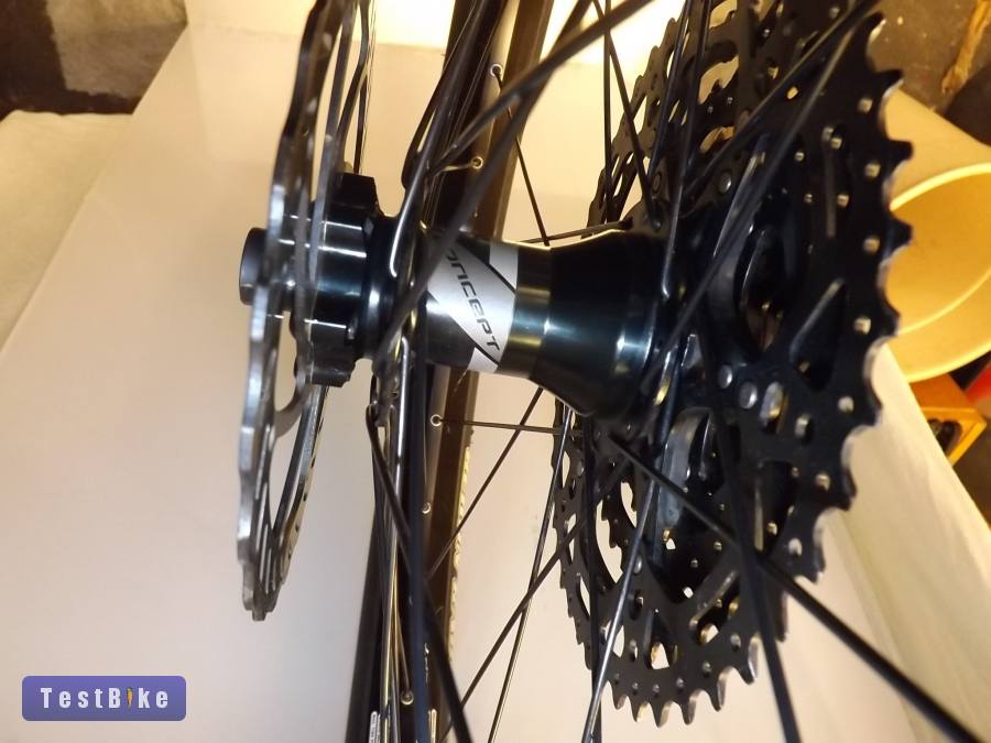 Concept 27,5 átütőtengelyes, tárcsás hátsó kerék. 