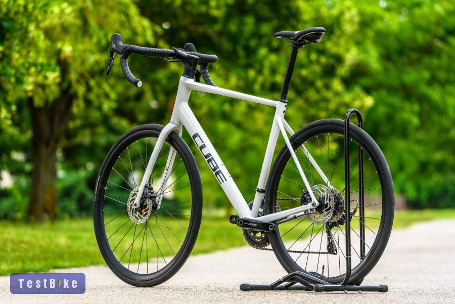 Cube Attain SLX (58) 2025 alu-karbon országúti kerékpár