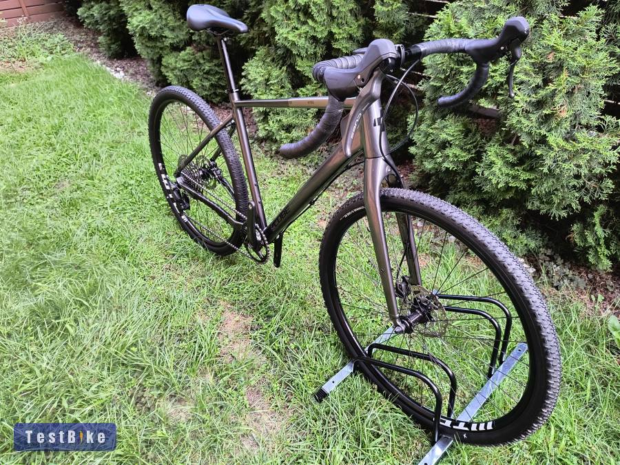 Cube Hyde egyedi építésű gravel