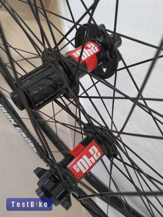 DT Swiss 240 - Notubes ZTR Iron Cross kerékszett