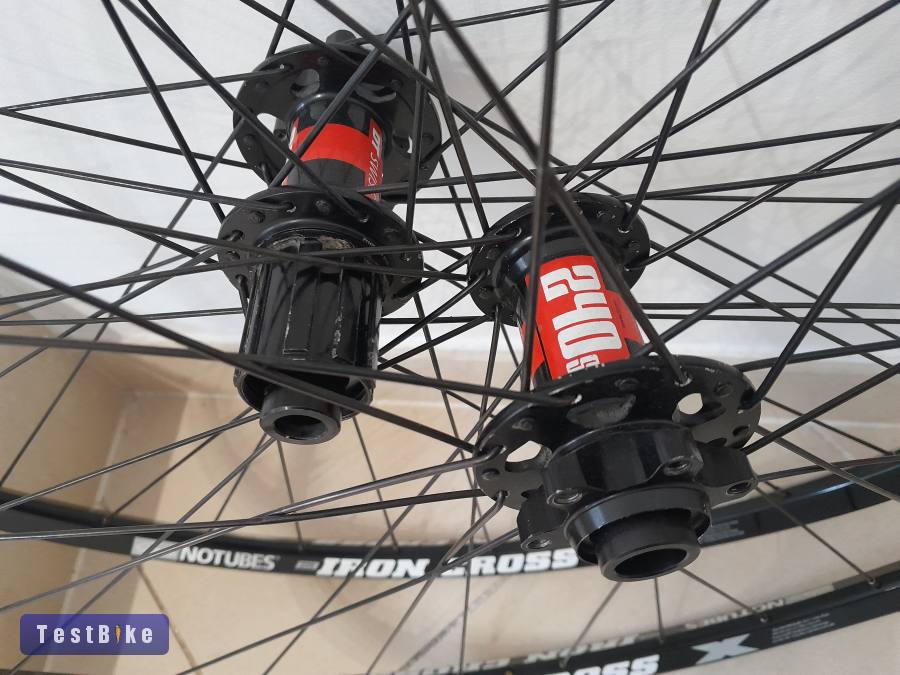 DT Swiss 240 - Notubes ZTR Iron Cross kerékszett
