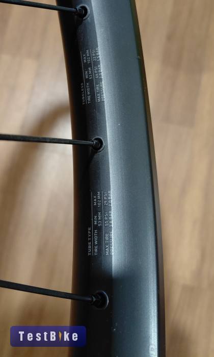 DT swiss HU1900 27,5 hátsókerék
